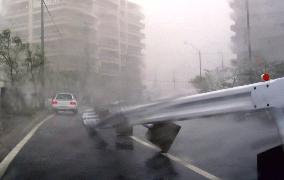 (1)Typhoon Sinlaku batters Okinawa